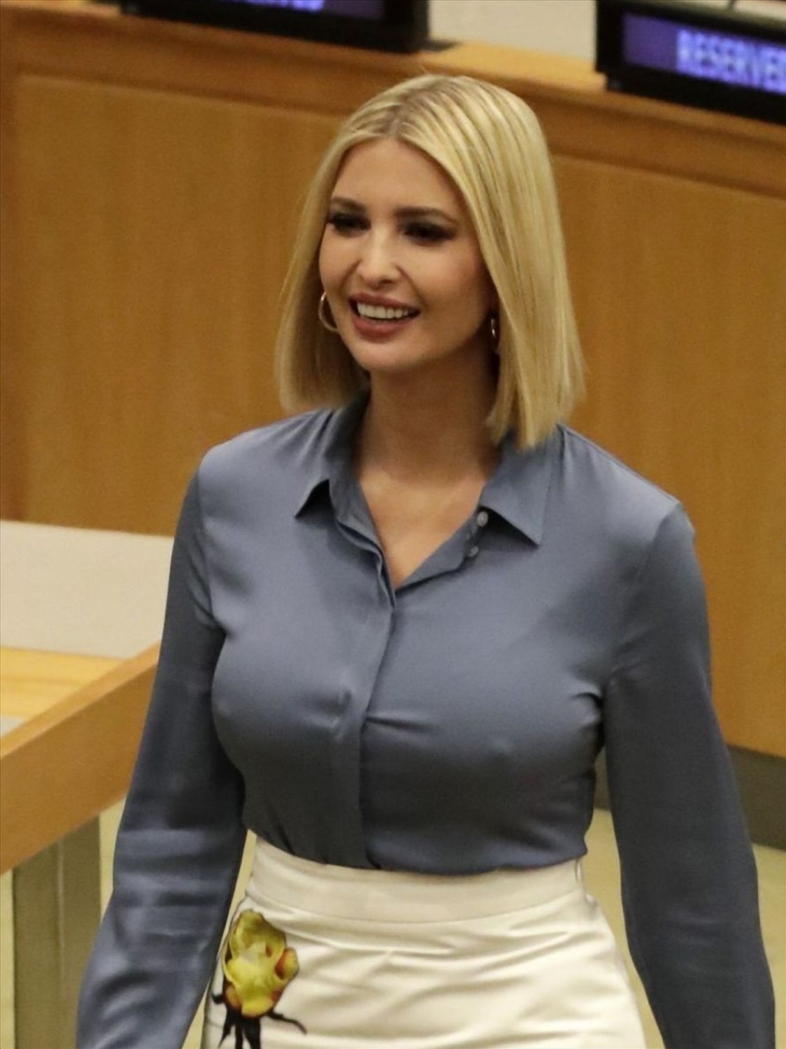 ivankatrump braless fngml 03