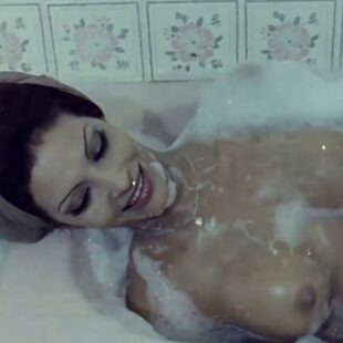 ممثلة مصرية صدرها عاري وهي تستحم مشهد ساخن