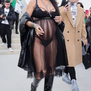 Pregnant Rihanna Looks Hot At The Dior Fashion Show In Paris
