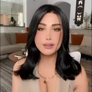 هند القحطاني تستعرض صدرها الكبير